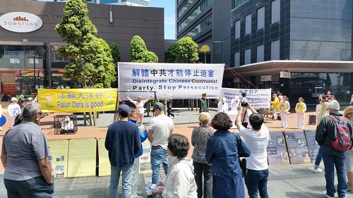 圖1-3：新西蘭法輪功學員在奧克蘭市中心舉辦反酷刑展示，揭露中共迫害