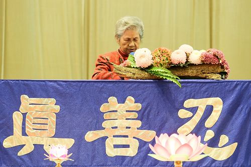 范金妹女士每天風雨無阻到景點講真相。