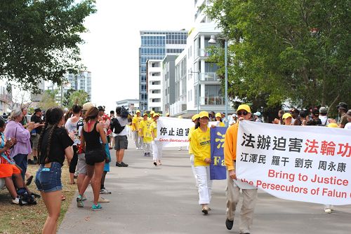 遊行結束時，圍觀的民眾為法輪功學員們鼓掌歡呼