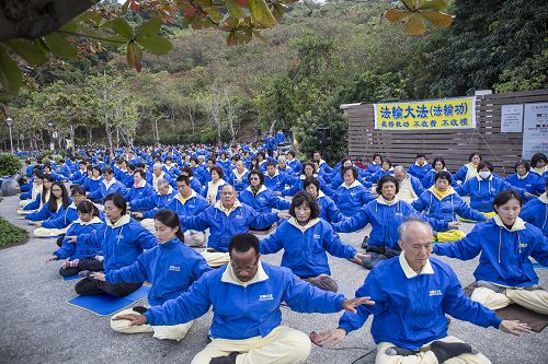 高雄法輪功學員在打狗英國領事館入口處煉法輪功祥和優美的五套功法。