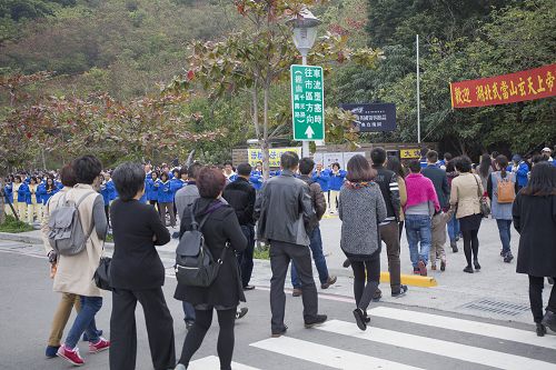 高雄法輪功學員在打狗英國領事館入口處煉功的祥和場景吸引大陸遊客駐足關注和拍照。