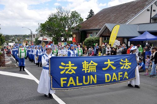 圖1-6：新西蘭法輪功學員參加奧克蘭各地區的聖誕遊行