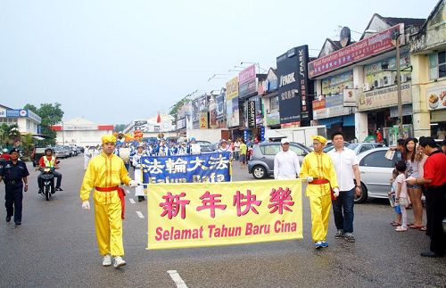 '大年初九，法輪功學員首次來到柔佛州新山的士古來大學城舉行新年遊行，在雨過天晴後，隊伍在警方協助開路下浩蕩出發。'