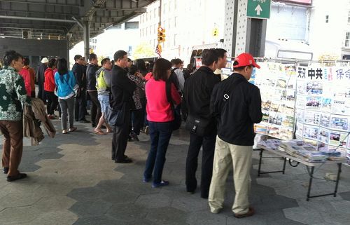 '大陸遊客從這裏去自由島觀光自由女神像。參觀完自由女神像大陸遊客回來在此集合，邊集合等人邊看真相。'