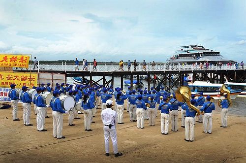 圖1、中國遊客放慢腳步走過丹中伯努阿碼頭棧橋觀看天國樂團表演