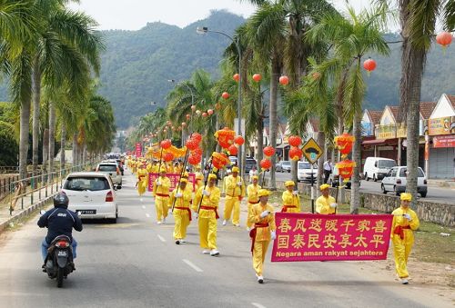 法輪功遊行隊伍浩浩蕩蕩的走在馬口主要大街上。