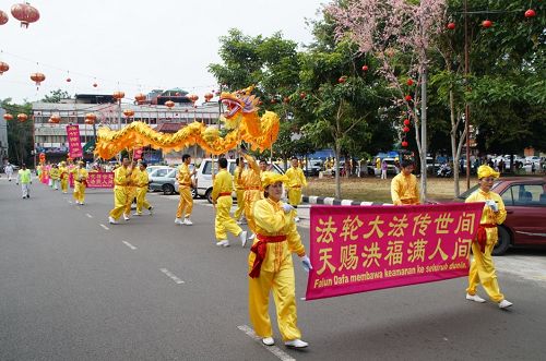 甲午年的大年初四，法輪功學員來到柔佛州昔加末市區舉行第二場新年遊行。