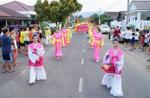 法輪功學員在利民達舉行新年遊行，受到民眾歡迎