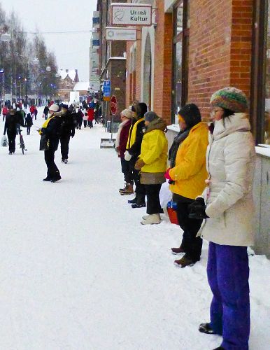 圖1：法輪功學員來到於默奧慶祝該市成為2014歐洲文化首都的活動地傳播法輪功真相。圖為學員正在演示功法。