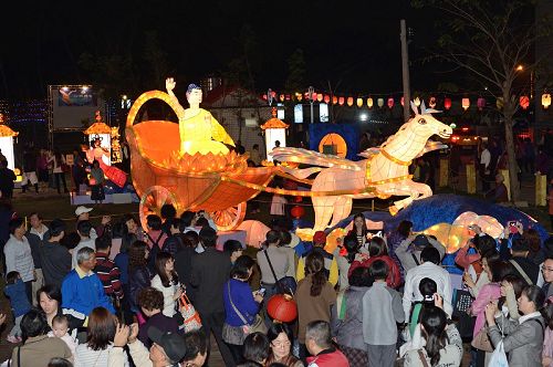 '「神駒天車」花燈的神駒舒展七彩翅膀，緩緩揮動，不論大人小孩都忍不住要上前看個究竟。'