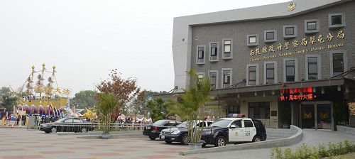 '法輪大法燈區緊鄰南投警察局草屯分局，警員值完勤務後也忍不住到燈區拍下殊勝壯麗的花燈。'