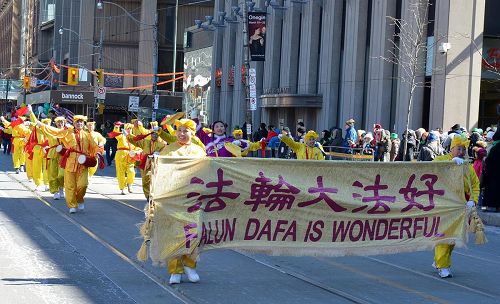 '二零一四年三月十六日，由法輪功學員組成的腰鼓隊參加聖派翠克大遊行。'