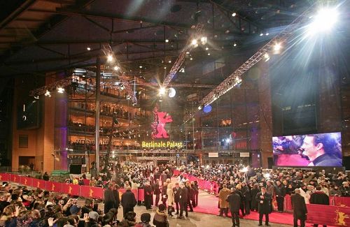 '圖1：神韻在柏林波茨坦廣場劇院（Stage Theater am Potsdamer Platz）──歐洲最重要的三個電影節之一的「柏林電影節」的主會場上演'