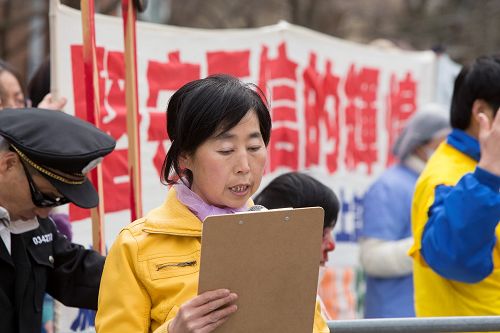 圖8：法輪功學員潘學峰敘述了她在中國國內受迫害的經歷