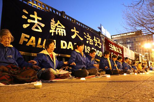 法輪功學員在芝加哥中領館前紀念四•二五和平上訪十五週年