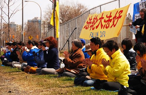 四月二十五日渥太華法輪功學員在中使館前集會，紀念四二五和平上訪十五週年。