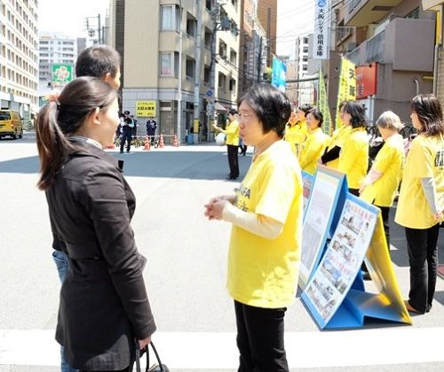 日本大阪中領館前，法輪功學員給路人講真相