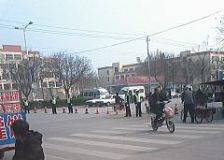 在法院門口戒嚴的警察及警車