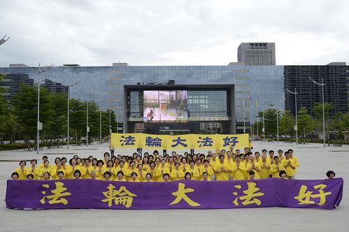 圖1：台中市法輪大法學員在台中市政府廣場齊聲祝賀「師父生日快樂！」