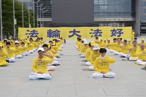 圖2-4：法輪功學員聚集於台中市政府廣場集體煉功，展示優美的五套功法。