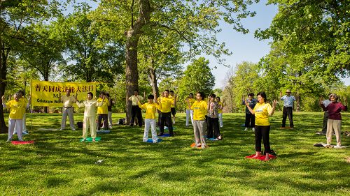 聖路易法輪功學員在森林公園集體煉功