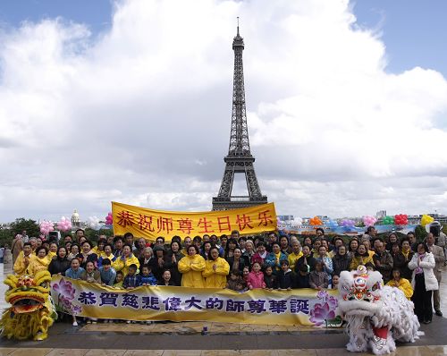 圖1：法國法輪功學員恭祝師尊生日快樂，謝師恩。