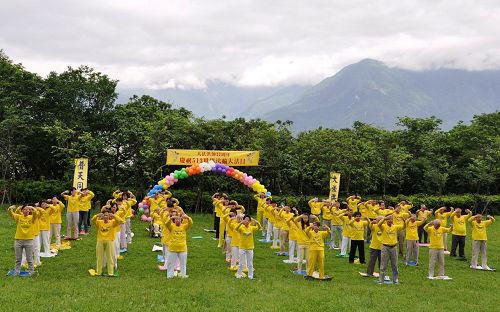 法輪大法學員於花蓮美崙山公園集體煉功弘法