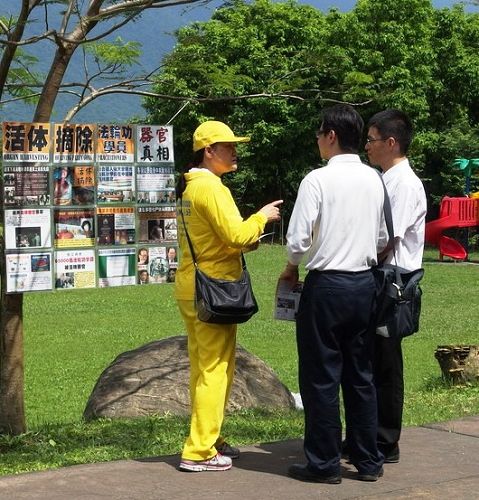 民眾震驚於中共活摘法輪功學員器官的惡行