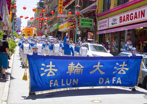 遊行隊伍經過中國城主要街道