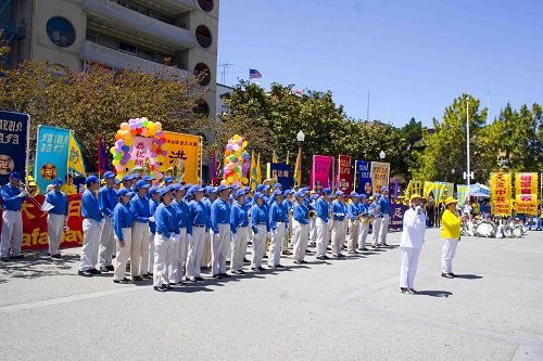 法輪功學員在花園角廣場演唱歌曲