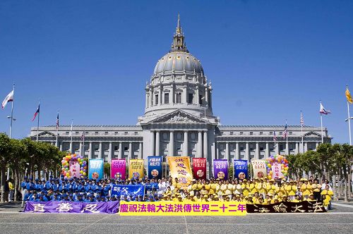 法輪功學員恭祝師父生日快樂