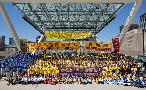 二零一四年五月十一日，法輪功學員在多倫多市政廣場慶祝法輪大法傳世二十二週年，祝賀李洪志師父生日快樂！