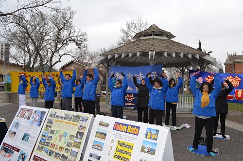 埃德蒙頓法輪功學員在公園煉功，向人們展示法輪大法的美好