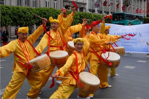 愛爾蘭法輪功學員慶祝第十五屆法輪大法日