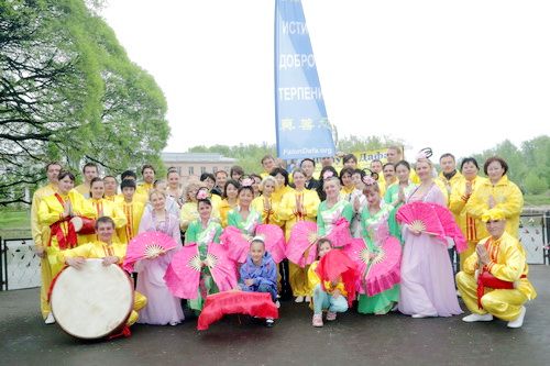 莫斯科法輪功學員在植物園舉辦活動慶祝世界法輪大法日