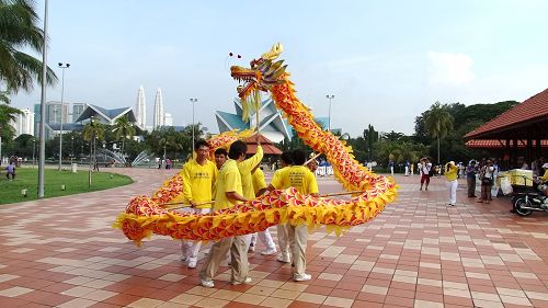 法輪功的舞龍表演帶動歡樂喜慶的氣氛。