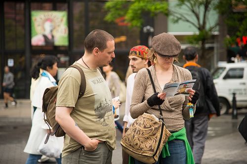 圖01-03：歡慶、祥和場面吸引原本行色匆匆的行人駐足觀看，並了解法輪功真相。