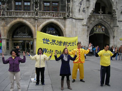 大法弟子在廣場上煉功