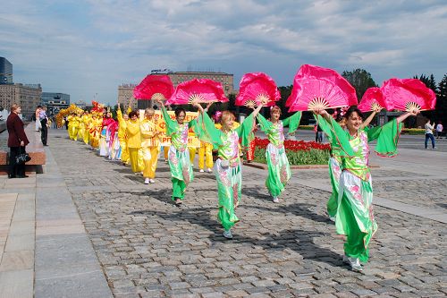 圖1-3：法輪功學員在莫斯科勝利公園舉行慶祝世界法輪大法日的遊行活動