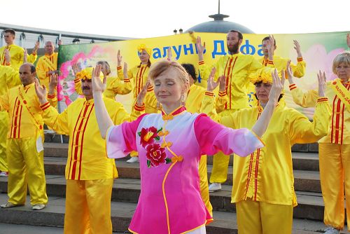 圖7-8：法輪功學員在莫斯科勝利公園演示功法