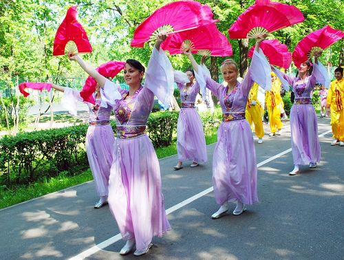 法輪功學員在莫斯科的「一隻螞蟻」公園慶祝第十五屆世界法輪大法日