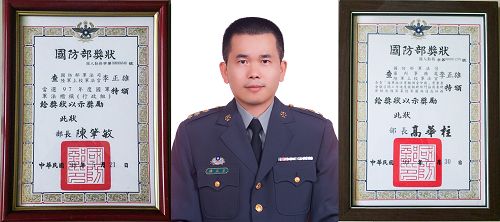 圖2：李正雄兩度獲得軍法楷模殊榮，他說：「這全部要歸功於法輪功『真善忍』精神對我的指導。」