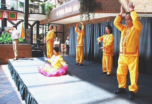 法輪功學員在「體驗亞洲」文化展上演示功法