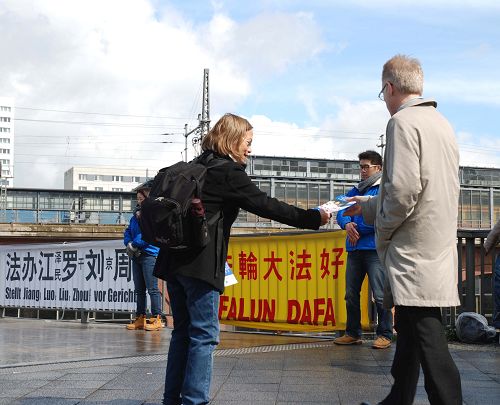 柏林法輪功學員常年堅持在亞諾維茲橋上演示功法，發真相傳單