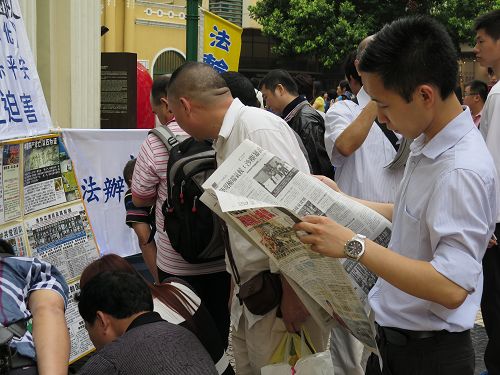 大陸民眾收到報紙後，馬上打開閱讀