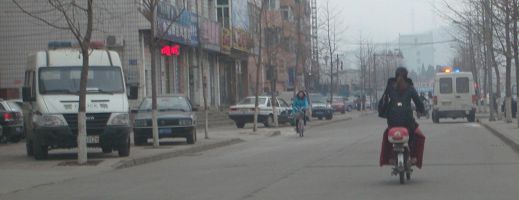 庭審當天法院外密布的警車