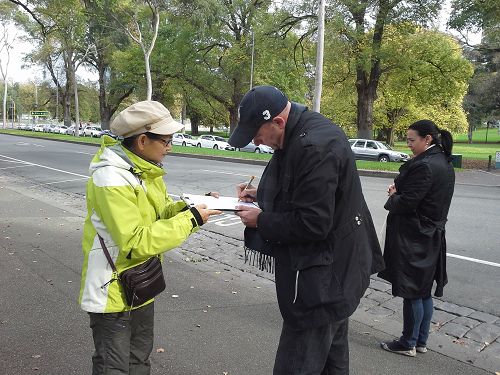 遊客在徵簽表上簽名。