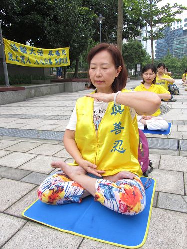 圖4.國中教師金淑洹課業負擔繁重易疲累，修煉大法之後精神飽滿，脾氣也變溫和。