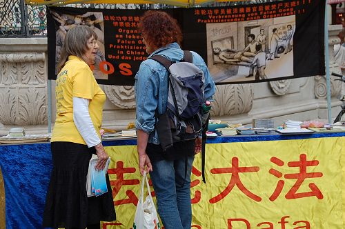 圖1-2：奧地利法輪功學員在薩爾斯堡市中心廣場設立真相點，傳播法輪功真相。