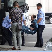 林澤華被獄警抬下車